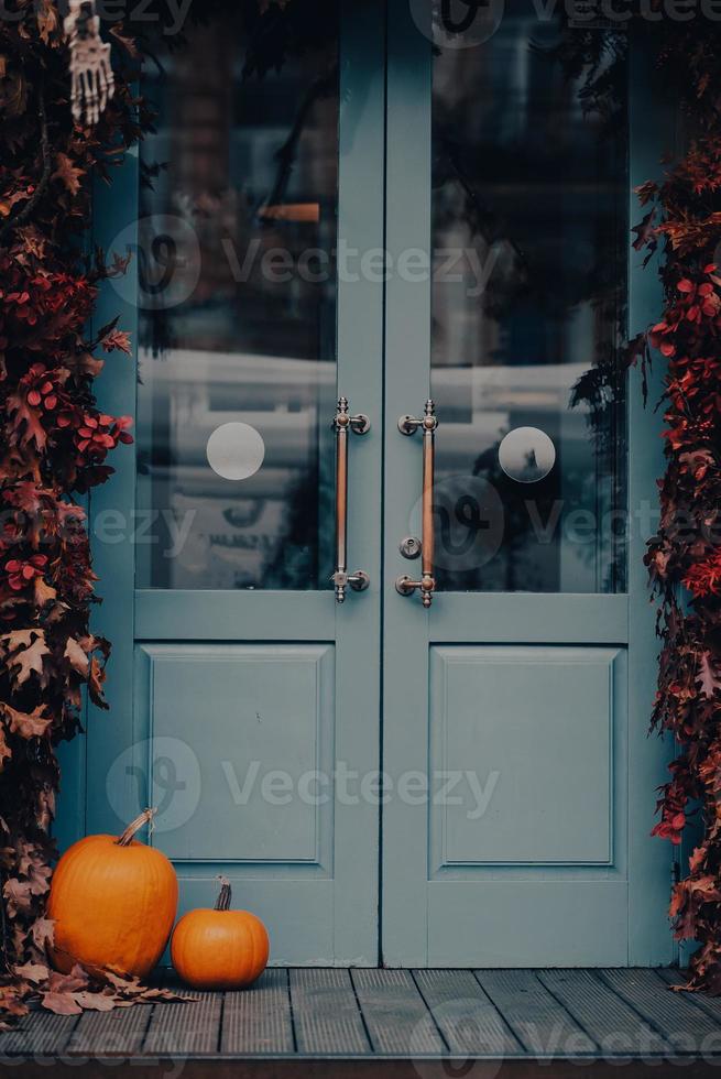 Halloween dekorierte Haustür mit Kürbissen und Skeletten. foto