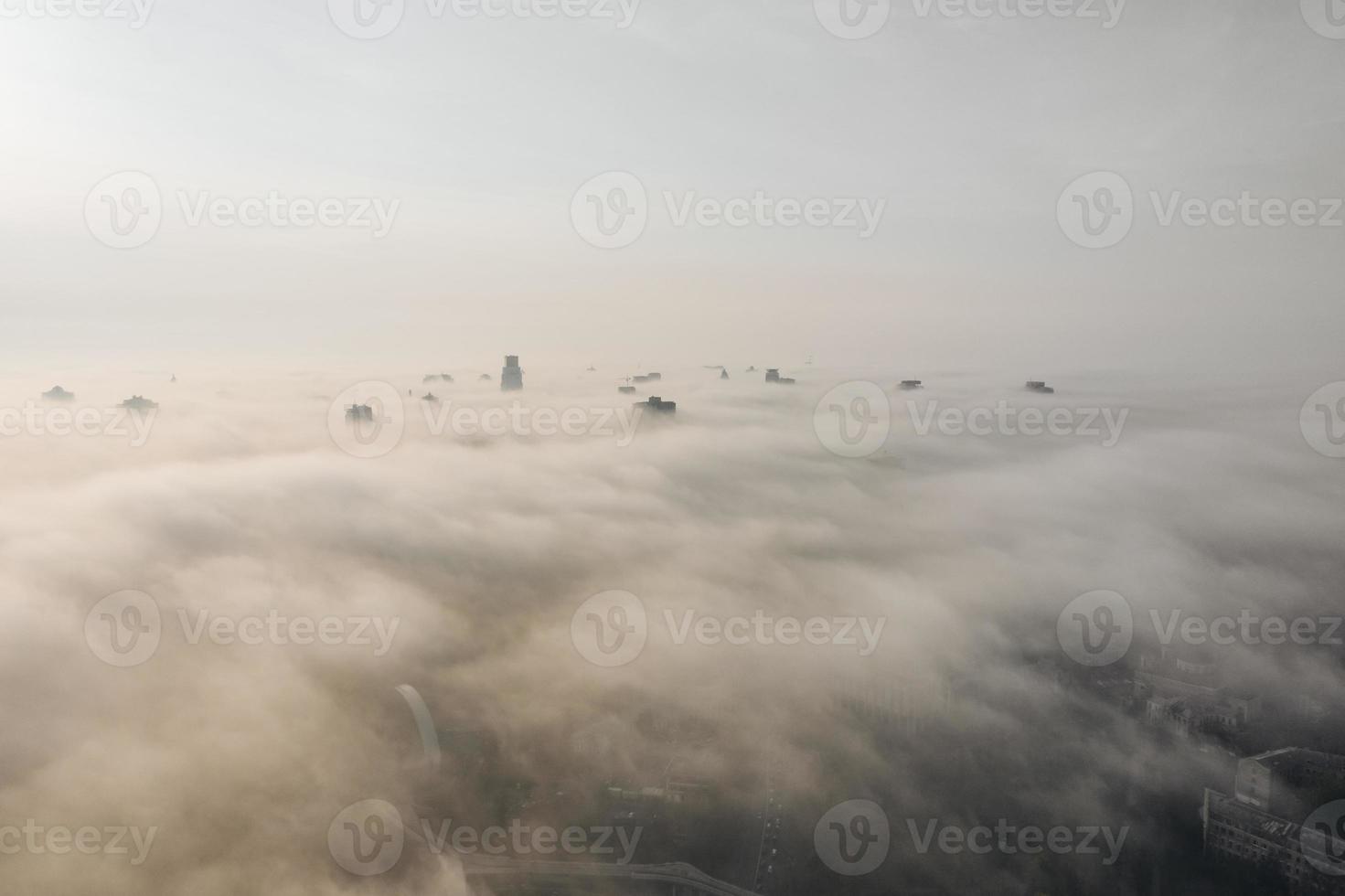 Luftaufnahme der Stadt im Nebel. Wolkenkratzer über dem Nebel foto