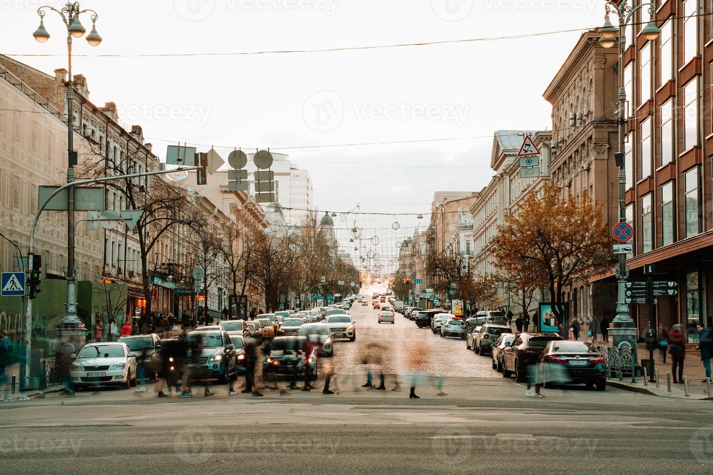 kiew, ukraine - 14. april 2019 nachtansicht der straßen von kiew. städtische Aufregung. Bogdan-Chmelnizki-Straße foto