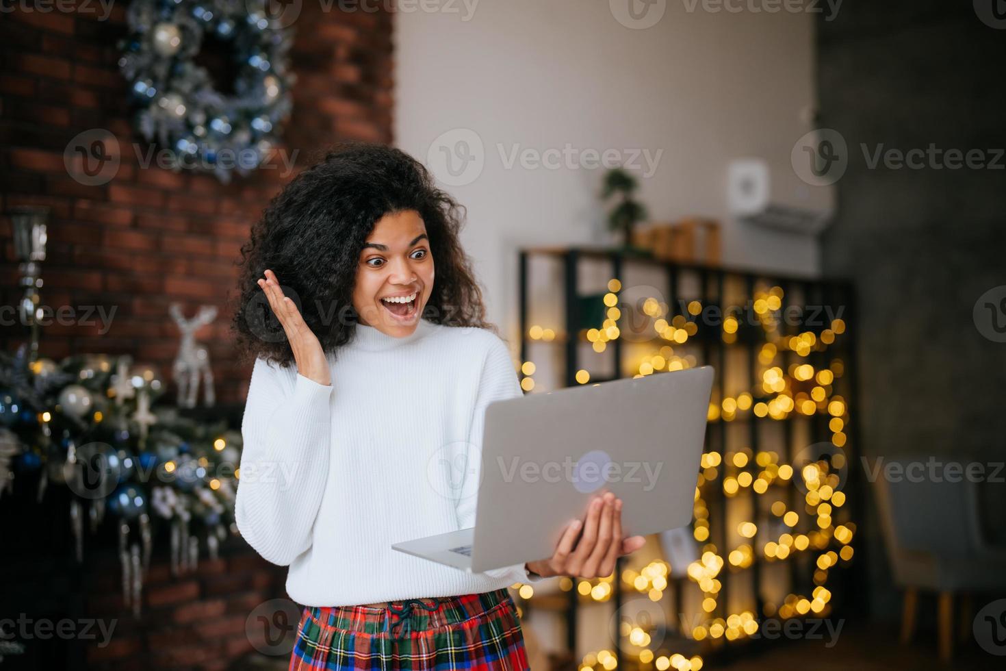 nette attraktive schöne überglückliche verrückte frau, die in den händen laptop, zielerreichung hält foto