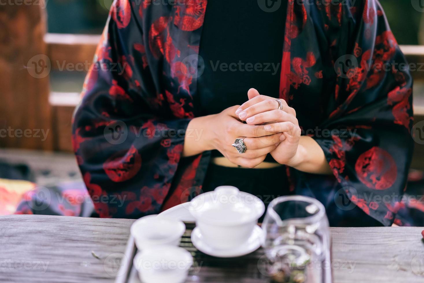 Tee zubereiten. Frau, die Kräutertee einweicht foto