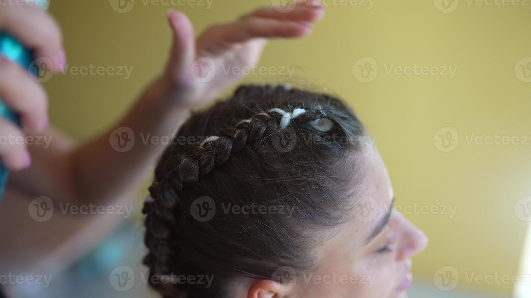 Vorgang des Flechtens. Meister webt Zöpfe auf dem Kopf in einem Schönheitssalon, Nahaufnahme foto