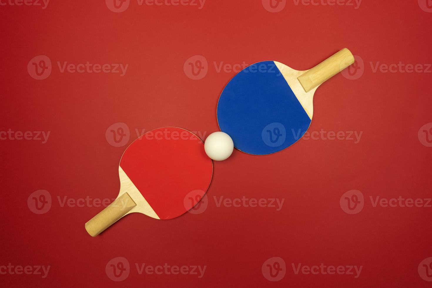 Zwei Tischtennisschläger liegen einander gegenüber bereit für die Ping-Pong-Wettkämpfe foto