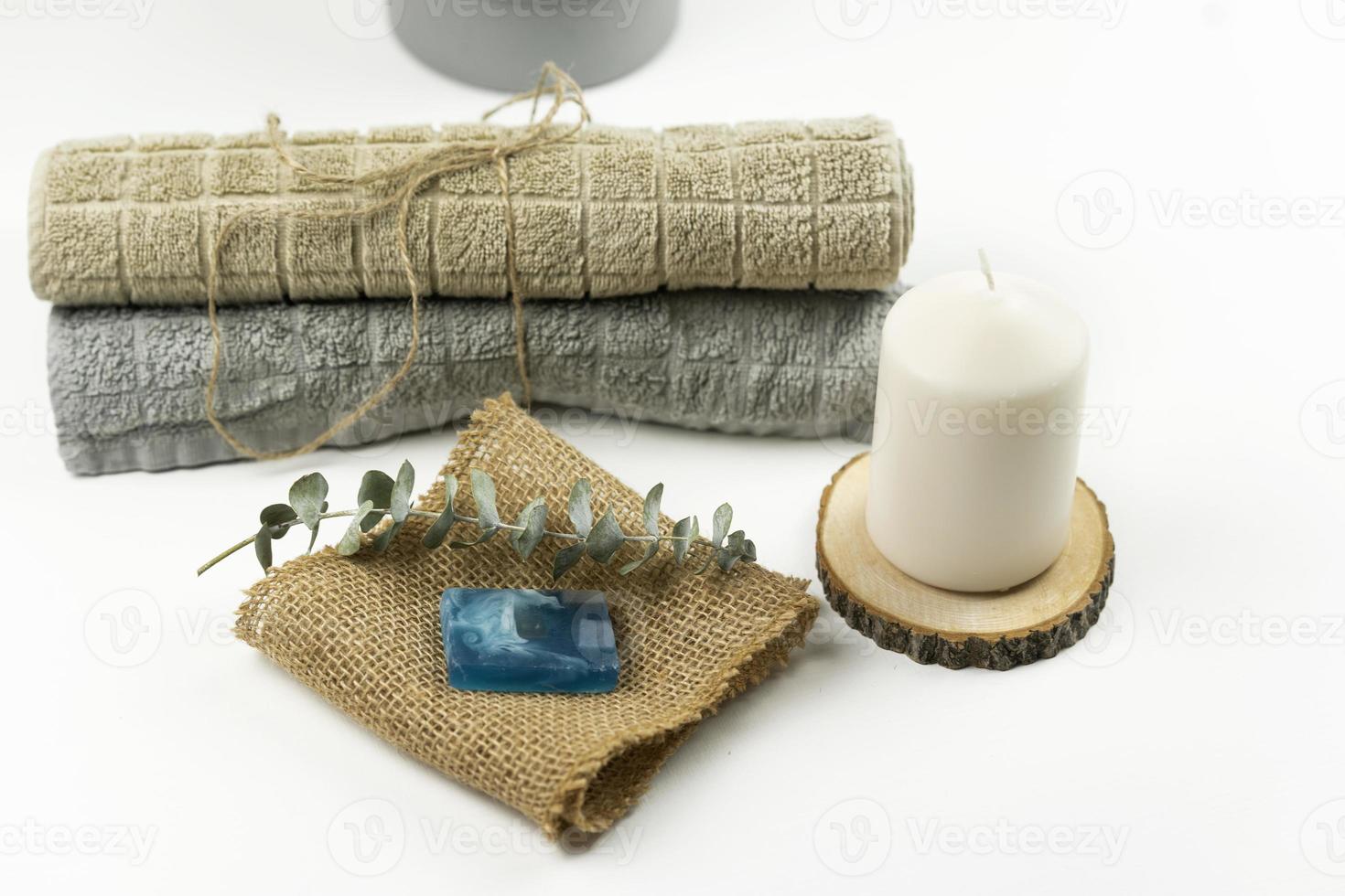 Baumwollhandtücher in neutraler Farbe liegen in einem modernen Badezimmer auf einem Tisch foto