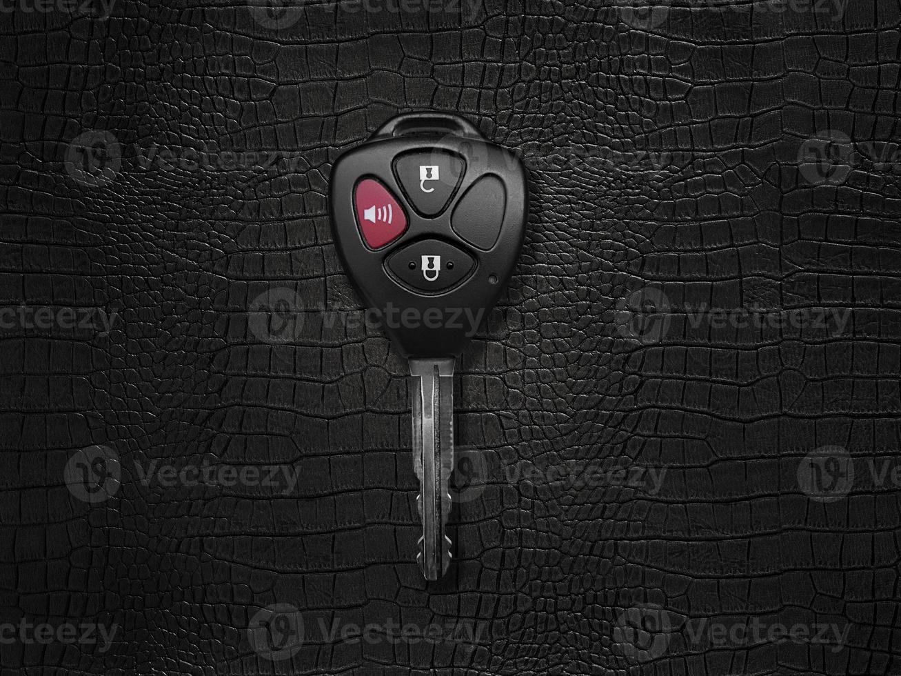 Remote-Autoschlüssel, auf schwarzem Lederhintergrund foto