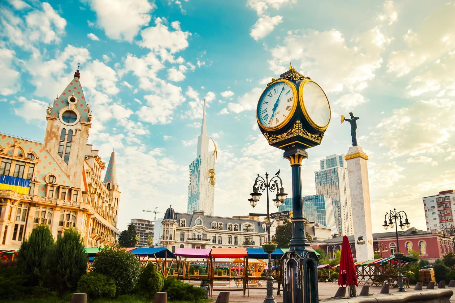 batumi, georgien, 2022 - batumi, adscharien, georgien. gebäude der technischen universität des schwarzen meeres von batumi, statue von medea auf dem europaplatz am abend. städtische Straße foto