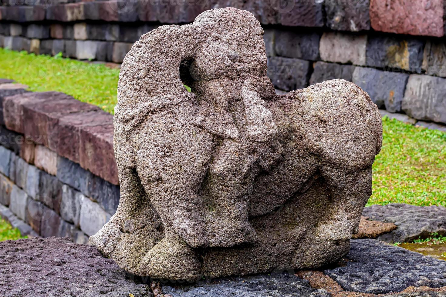 Skulpturen - Reliefs historischer Relikte rund um die Westhänge des Mount Lawu, die schätzungsweise um das 14.-15. Jahrhundert n. Chr. Erbaut wurden. foto