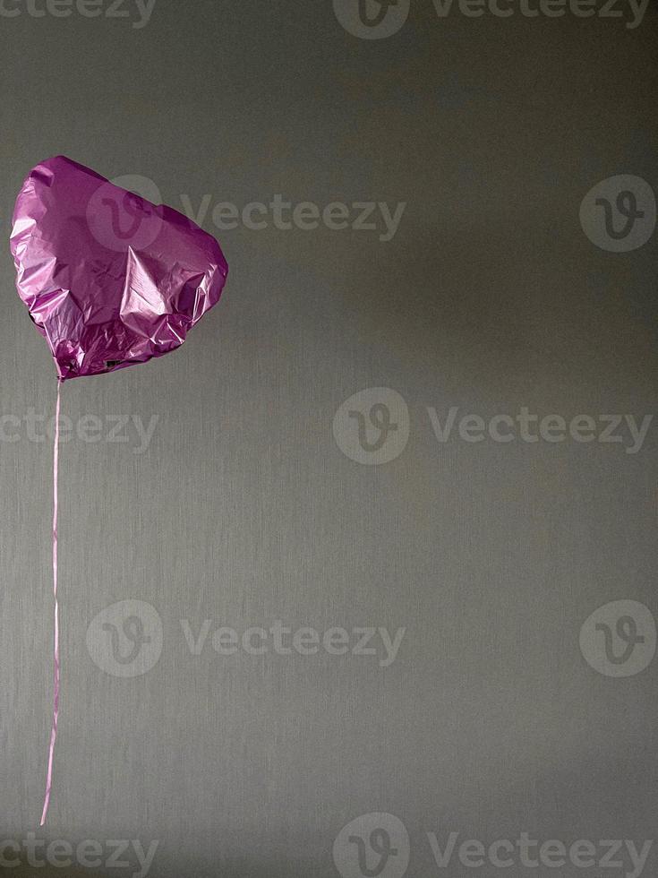 Einsamer rosa Ballon. Minimalismus foto
