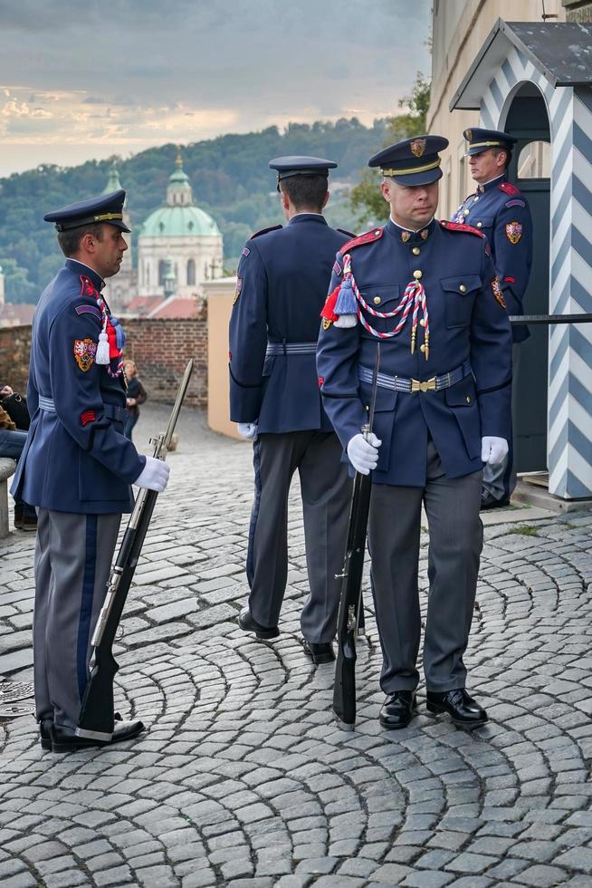 Prag, Tschechische Republik, 2014. Wachablösung auf der Burg in Prag foto
