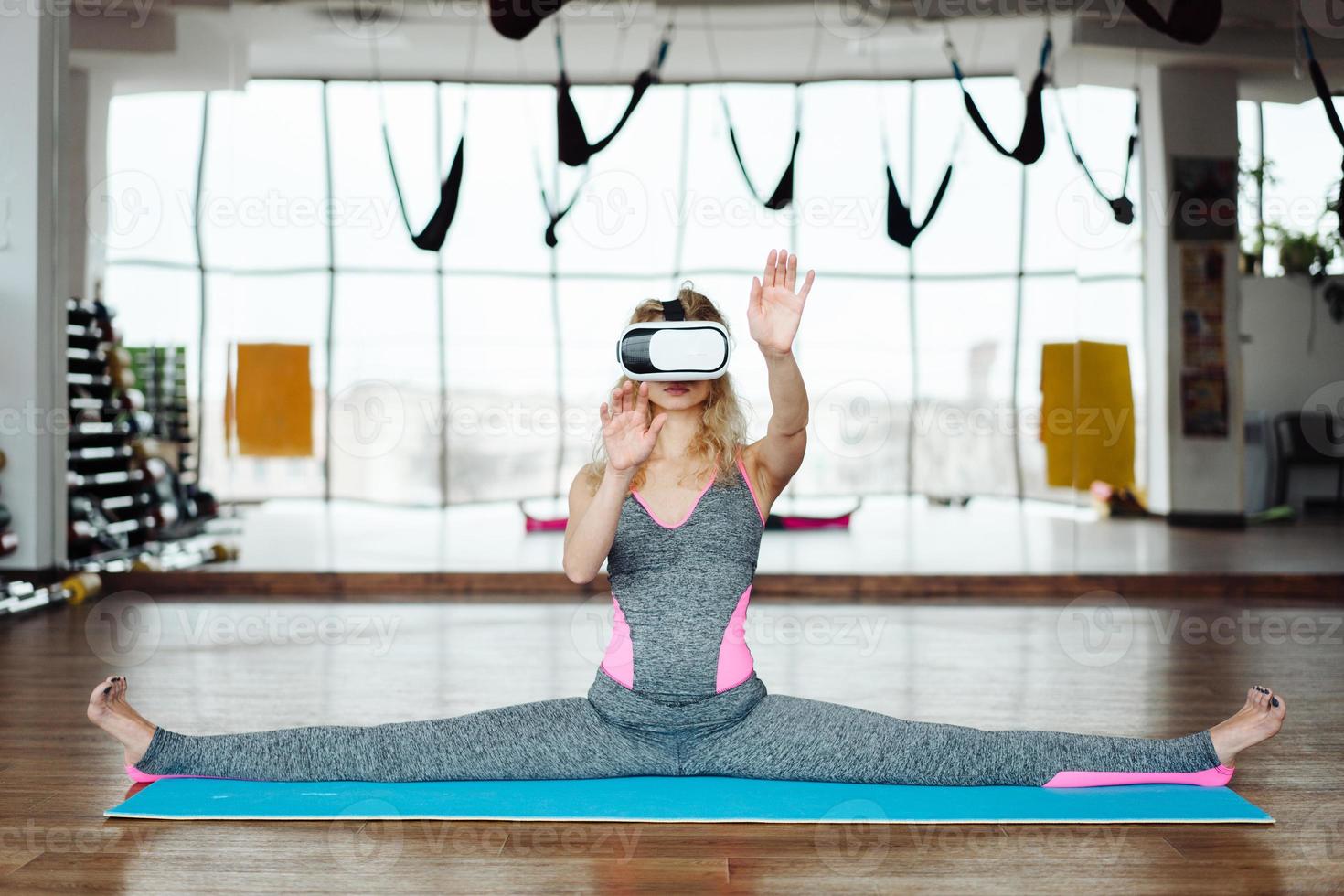 Frau im Yoga-Kurs mit vr-Headset foto