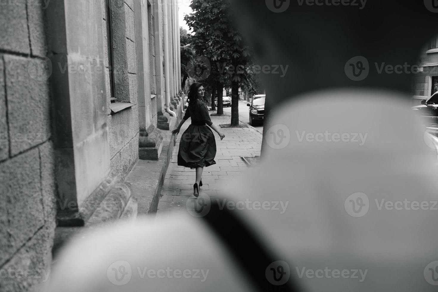 Europäisches schönes Paar, das auf der Straße posiert foto