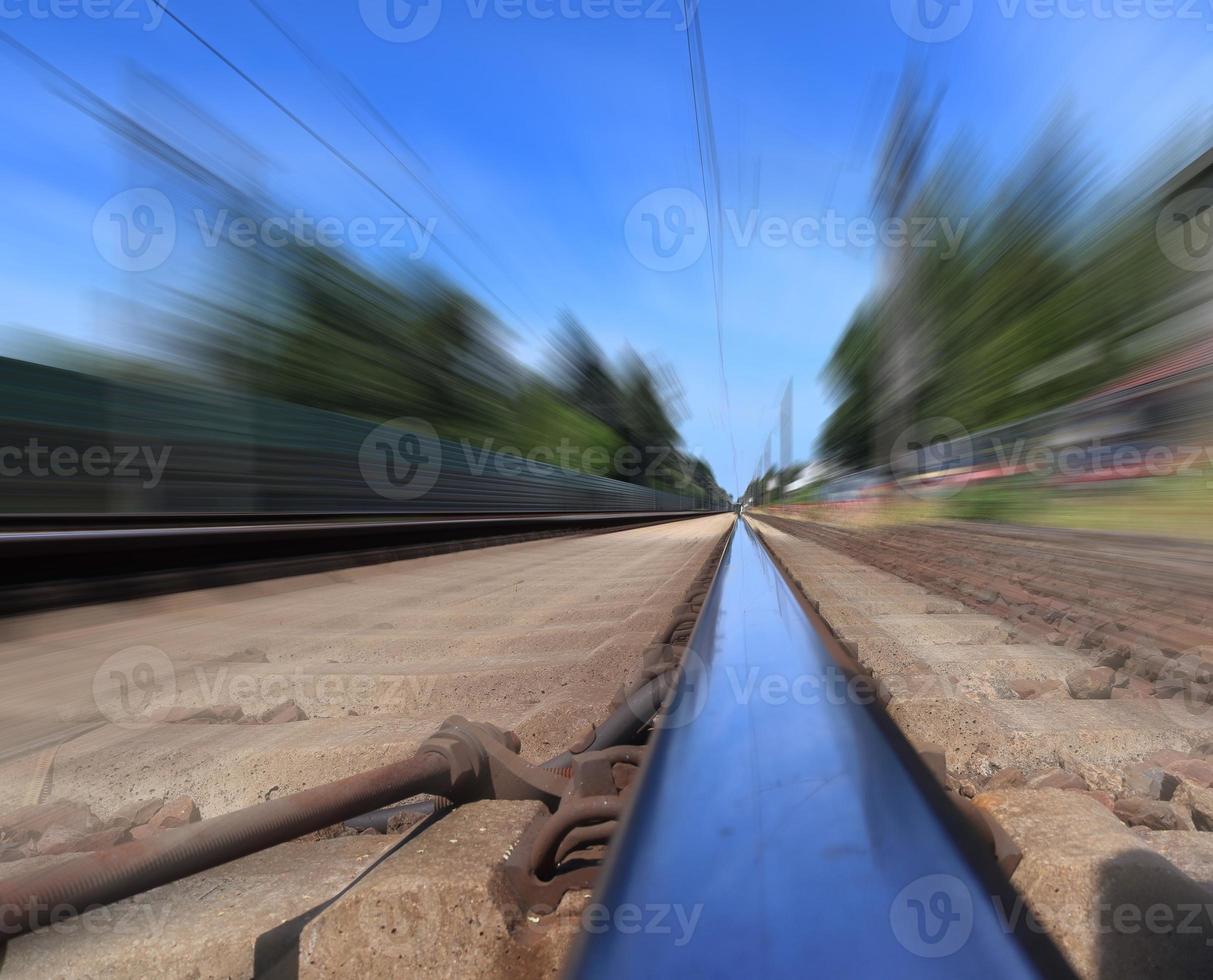 abnehmende Perspektivansicht auf einer Bahnstrecke mit Bewegungsunschärfe bei hoher Geschwindigkeit foto