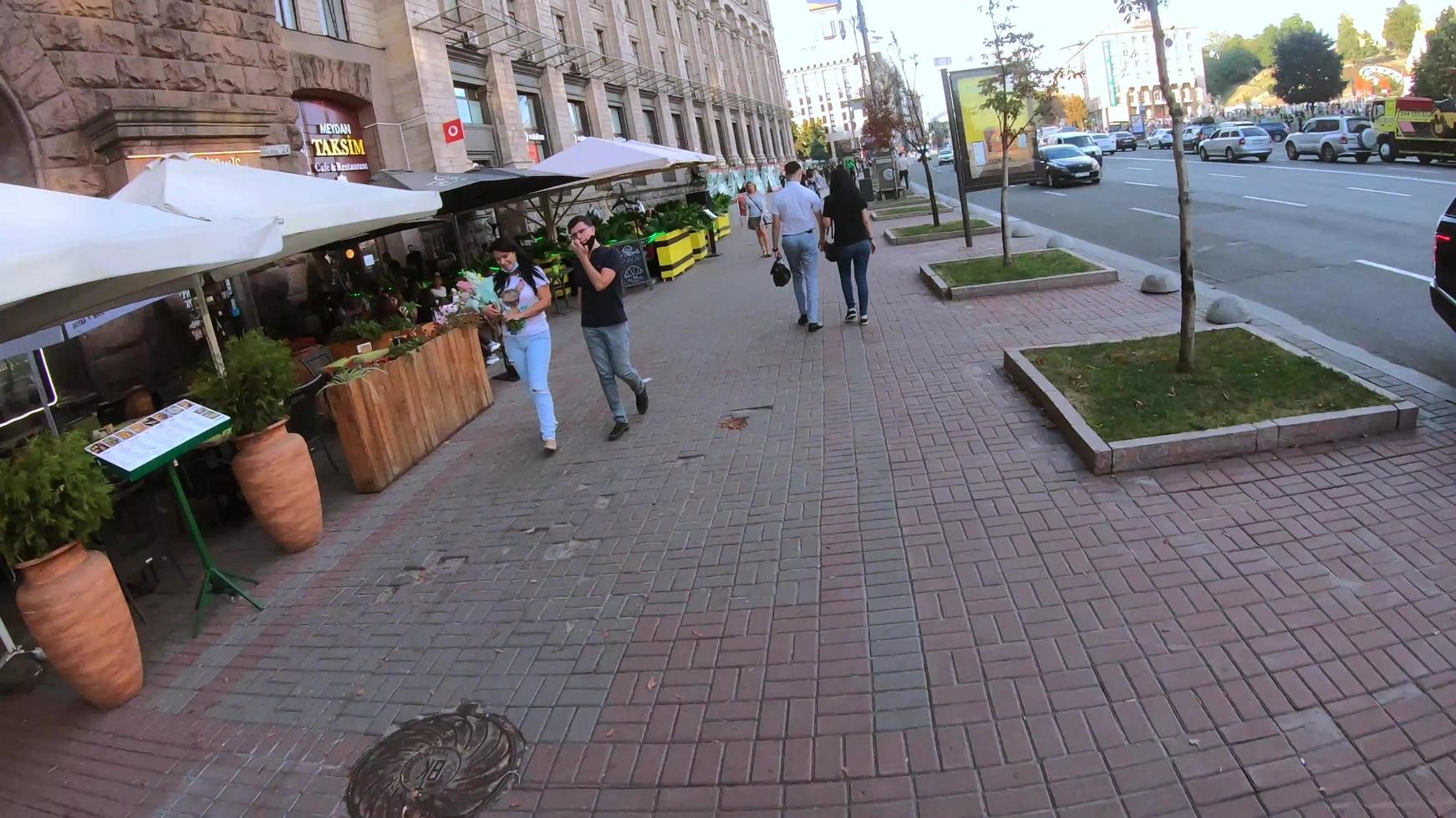 kiew, ukraine - 21. mai 2021 aus der ersten person. Mann fährt Fahrrad in Kiew foto