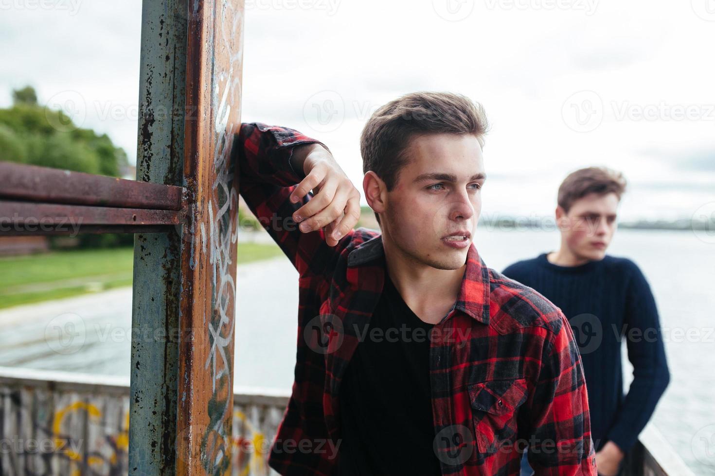 Zwei Männer stehen in einem verlassenen Gebäude am See foto