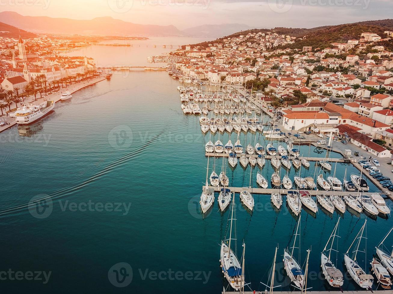 Luftaufnahme, Segelboote. Kroatien. Sonnenuntergang foto