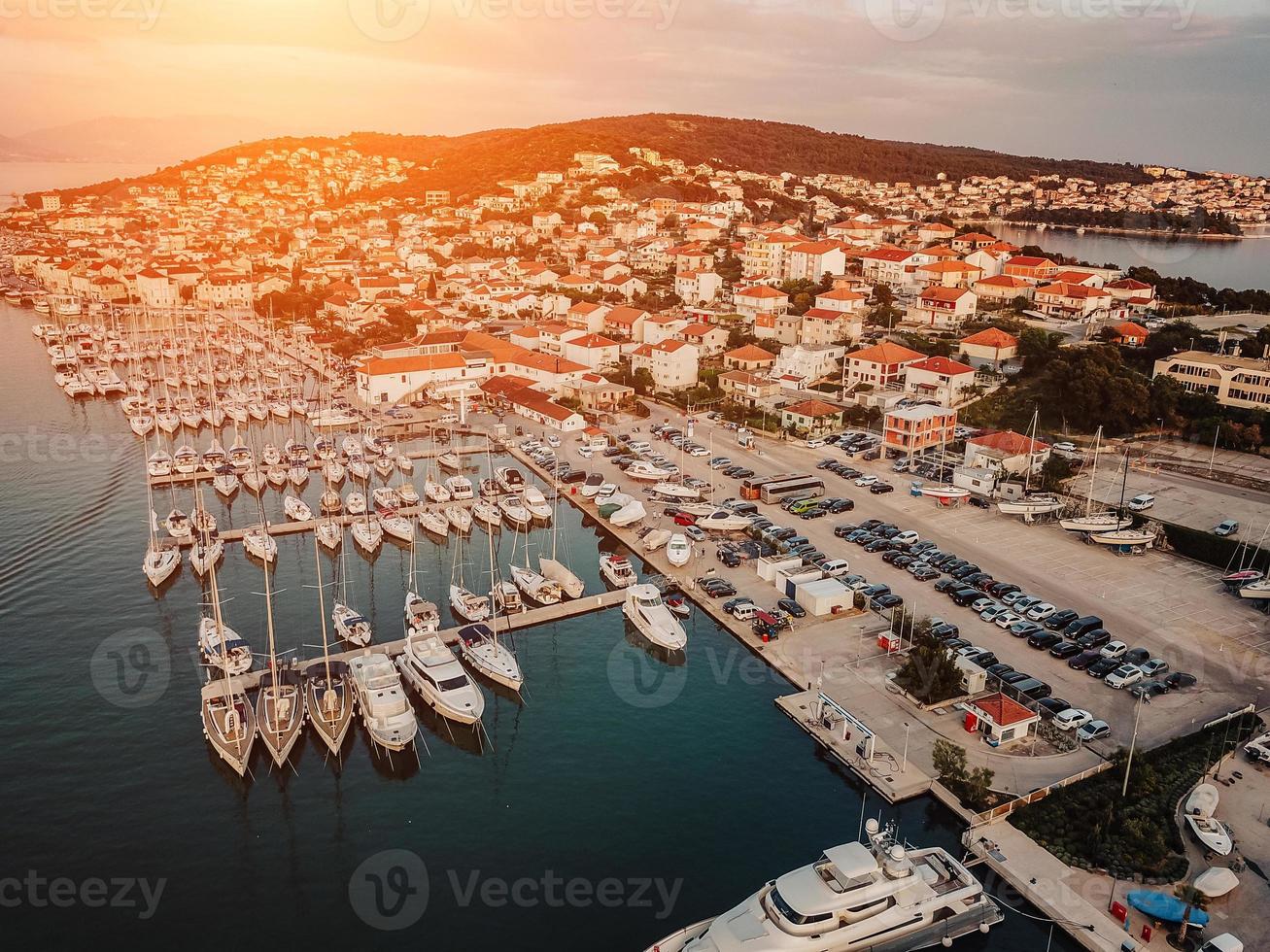 Luftaufnahme, Segelboote. Kroatien. Sonnenuntergang foto