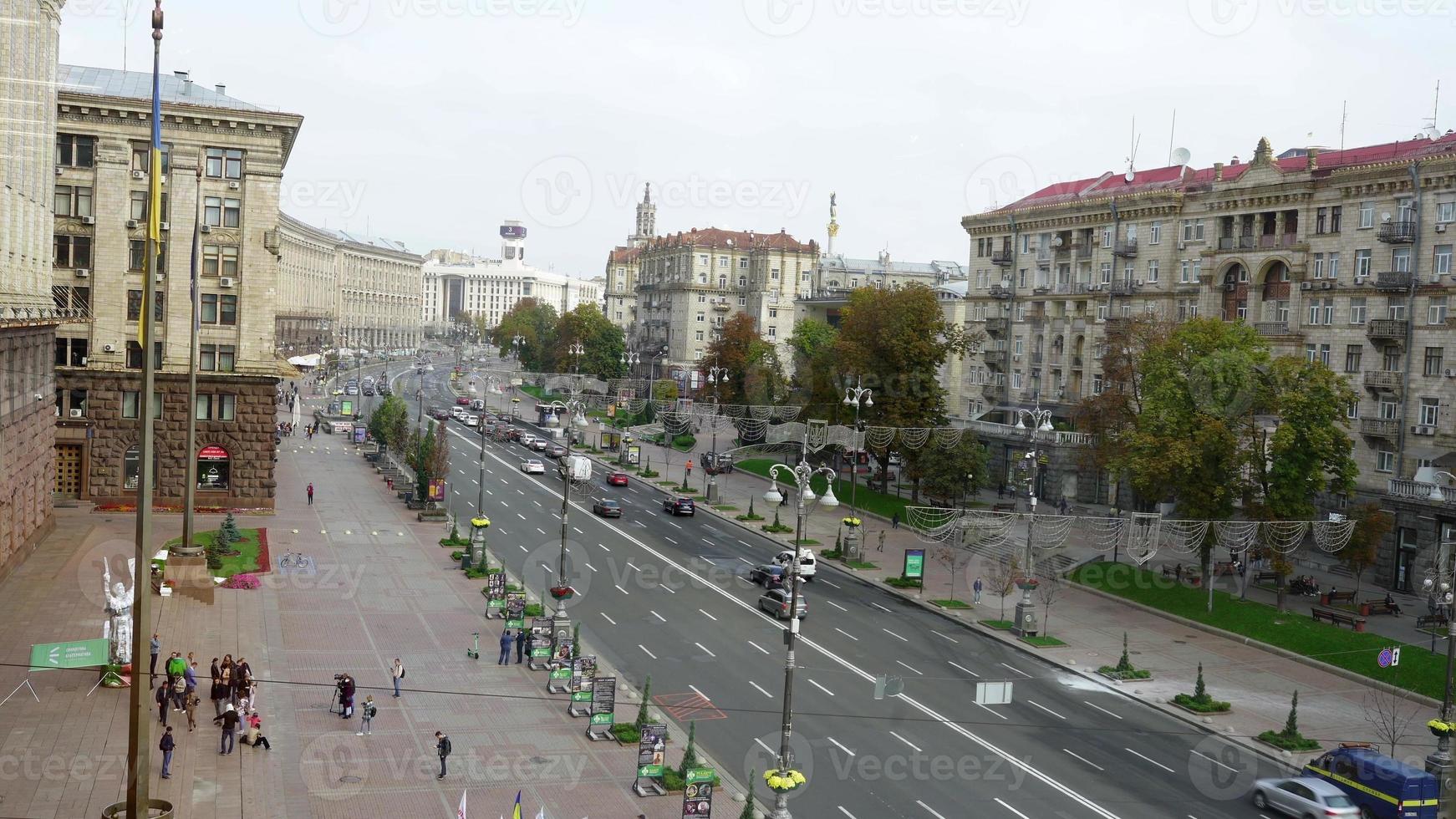 kiew, ukraine 4. mai 2020 khreshchatyk, die hauptstadt der ukraine, an einem sonnigen tag foto