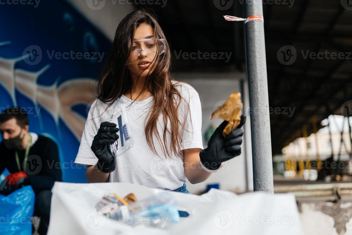 junge frau, die müll sortiert. Konzept des Recyclings. kein Verlust foto