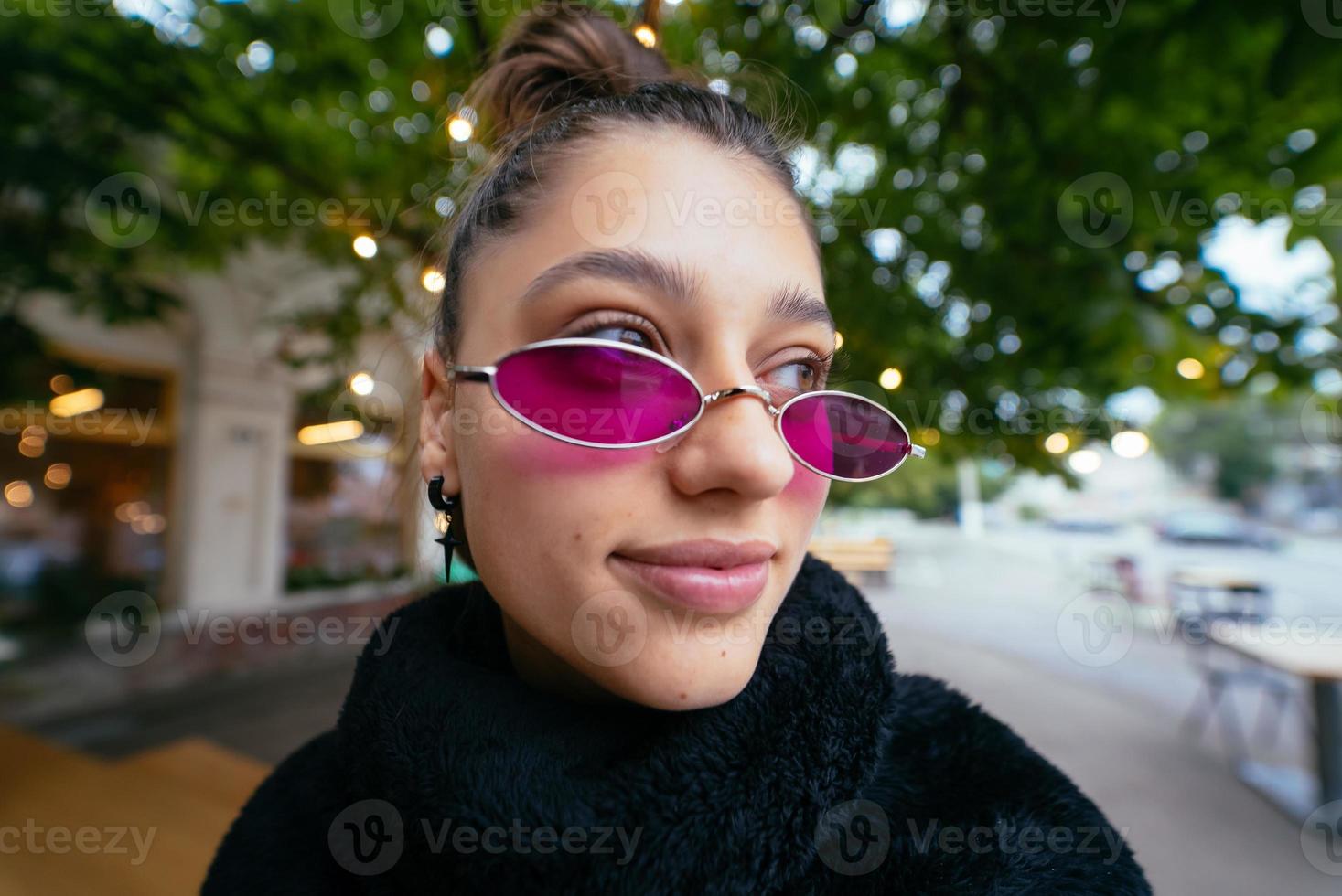 Glamouröses weißes Mädchen, das im Café im Freien herumalbert. foto