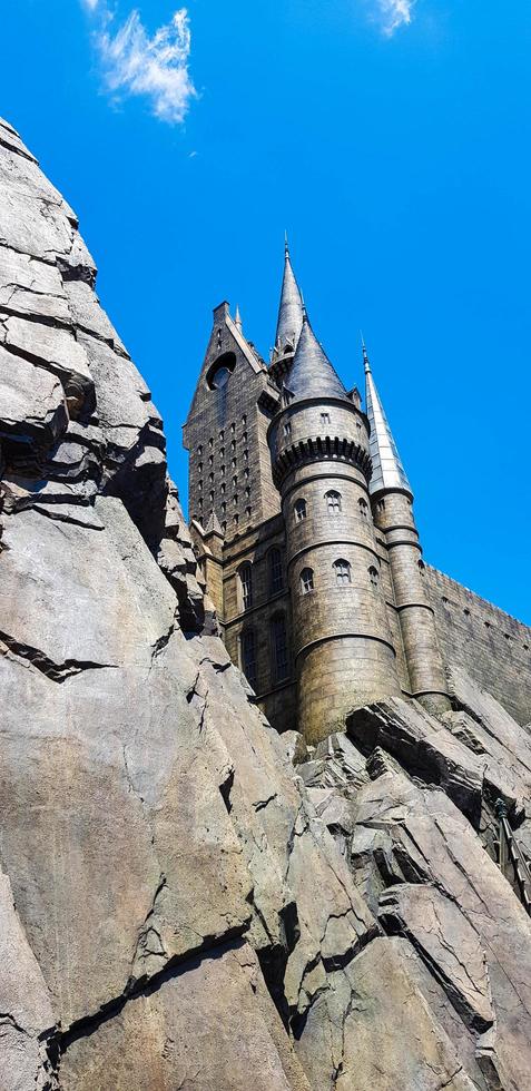 osaka, japan am 8. april 2019. dies ist ein foto des schlossgebäudes hogwarts im universal studio japan in osaka.