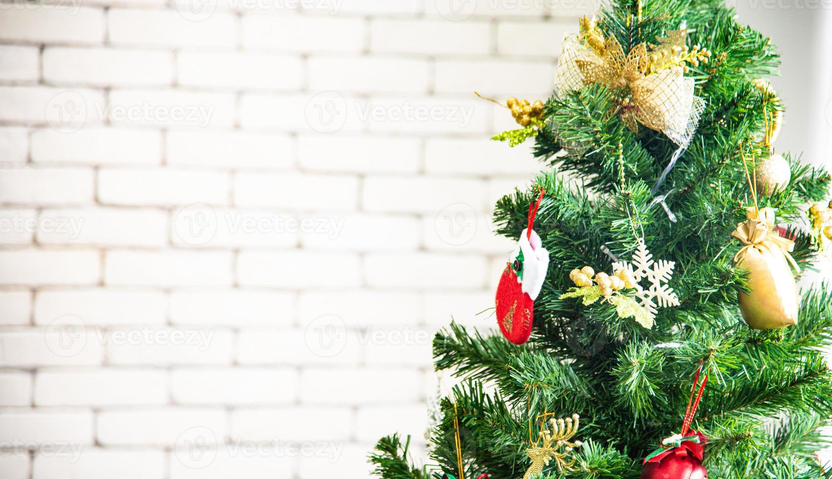 weihnachts- und neujahrsferienkonzept. Closeup Christbaumschmuck mit Bändern Kugeln Ornamente über weiße Mauer foto