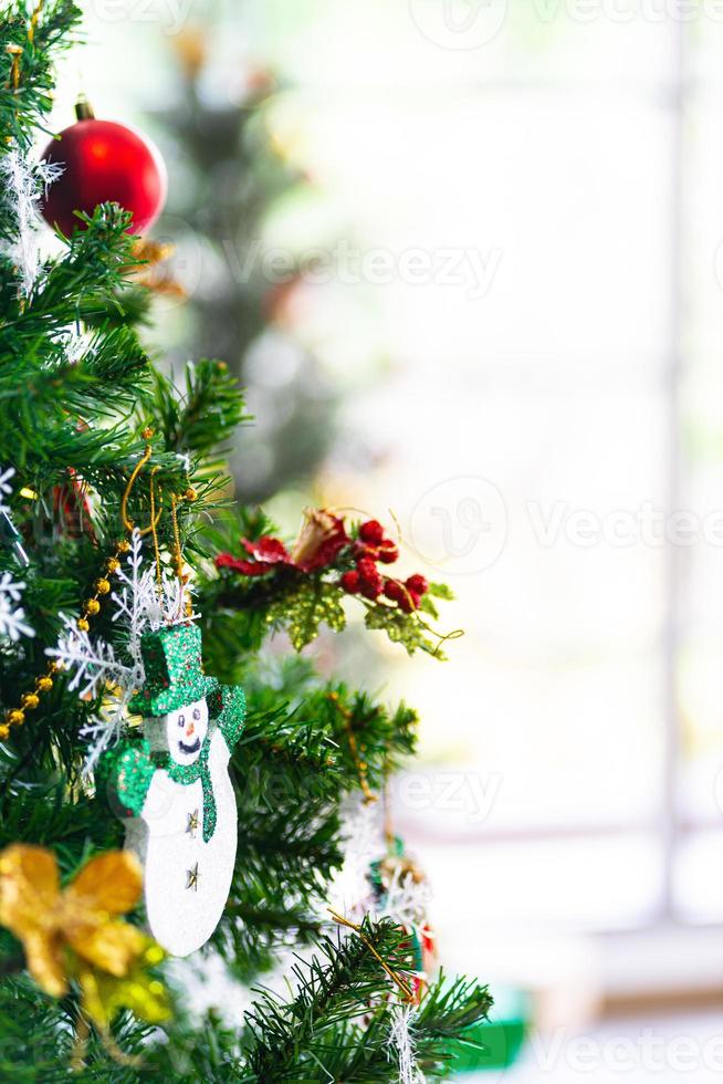 weihnachts- und neujahrsferienkonzept. Nahaufnahme und Unschärfe Christbaumschmuck mit Bändern, Kugeln und Ornamenten über weiße Mauer und Bokeh foto