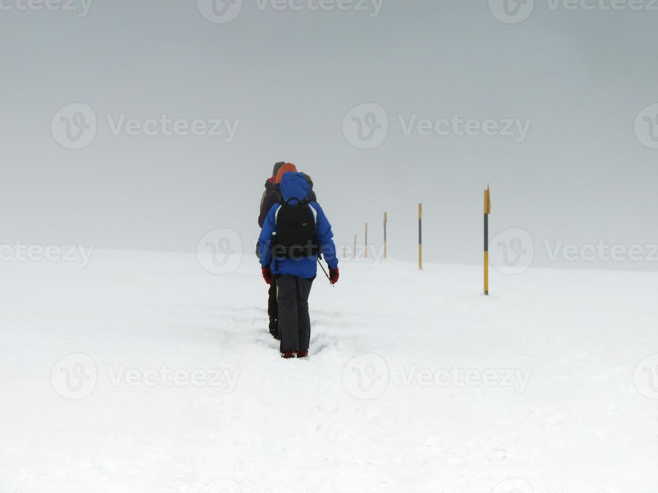 Kletterer unter extremen Wetterbedingungen foto