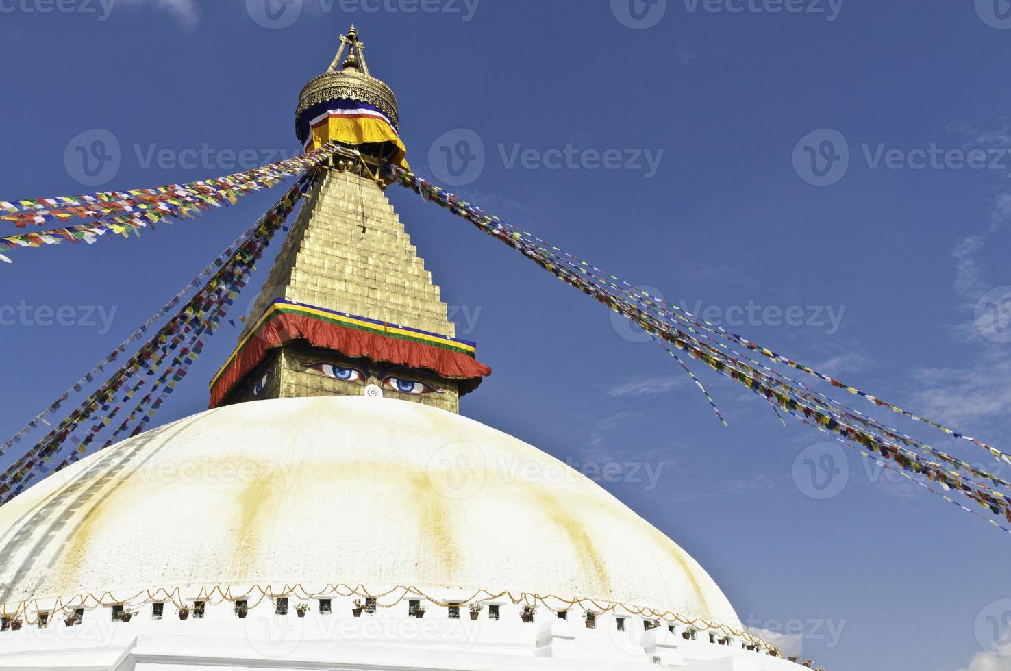 bunte buddhistische Gebetsfahnen des goldenen Stupa-Schreins bodnath kathmandu nepal foto