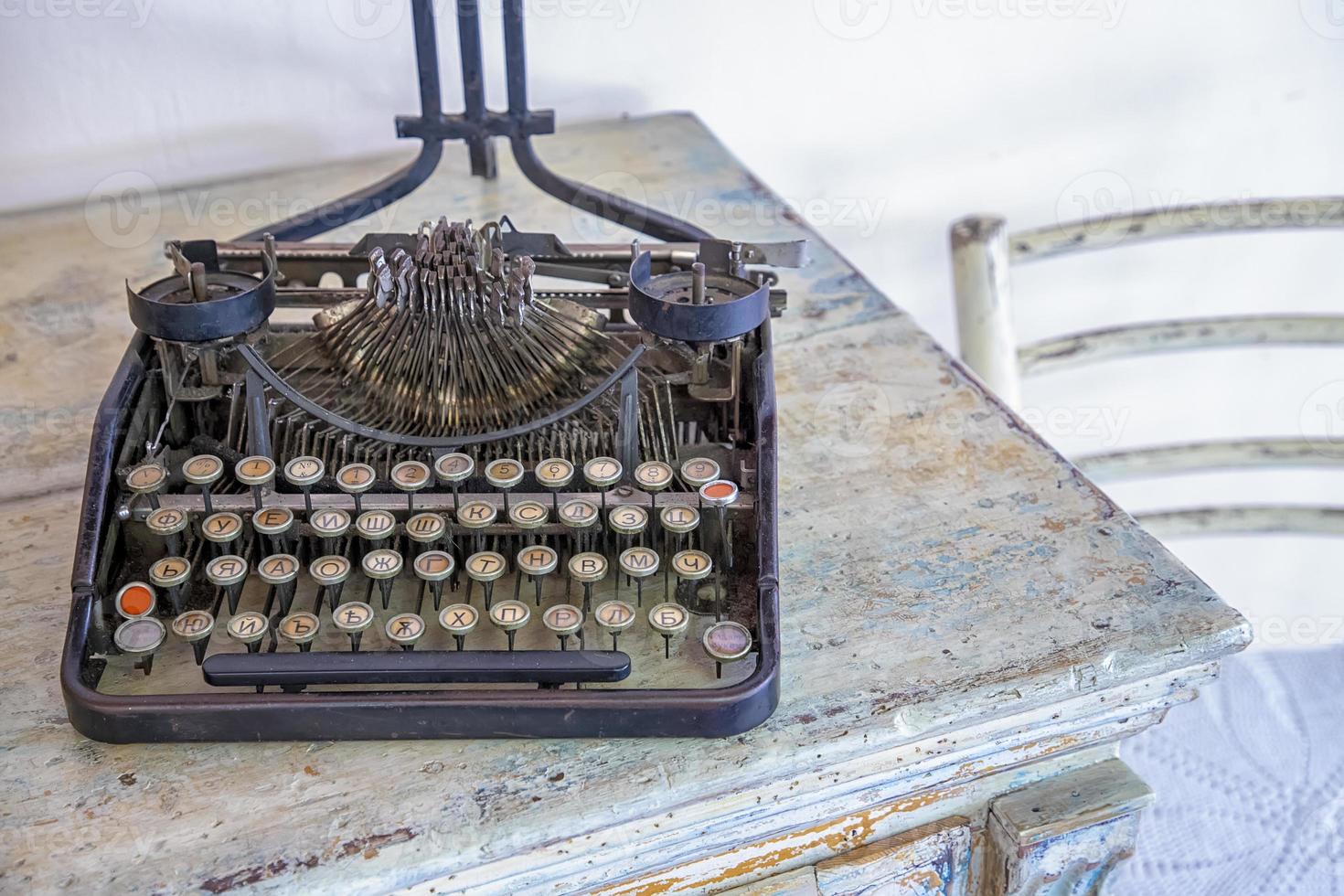 Alte Vintage-Schreibmaschine, Retro-Maschine auf dem Tisch foto