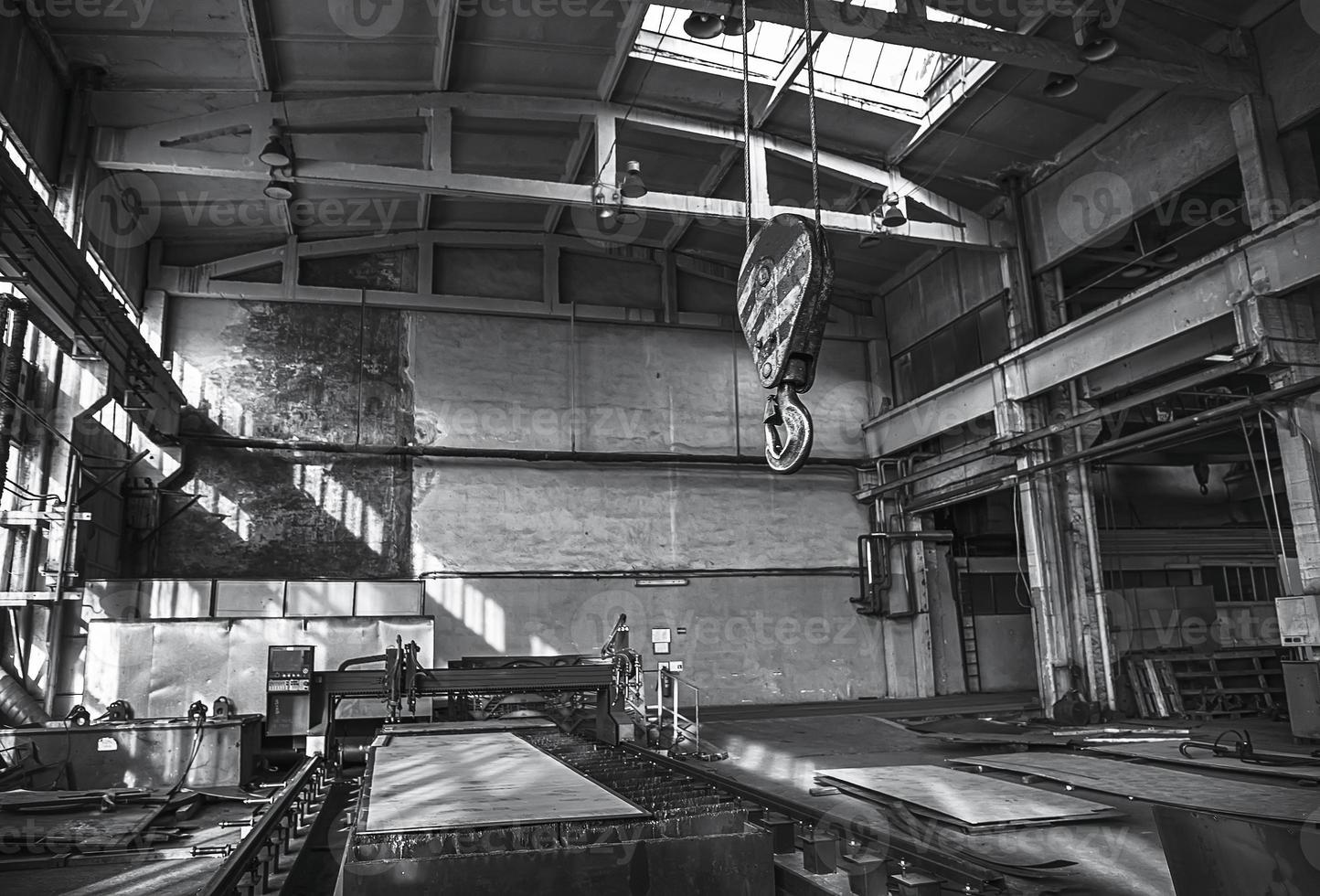 Fabrik mit Industriemaschinen. Schwarz-Weiß-Ansicht. horizontale Ansicht foto