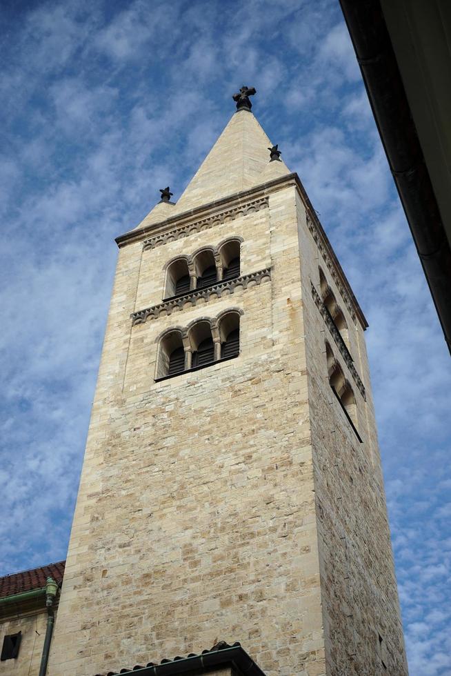 Prag, Tschechische Republik, 2014. Turm der St.-Georgs-Basilika im Burgviertel von Prag foto