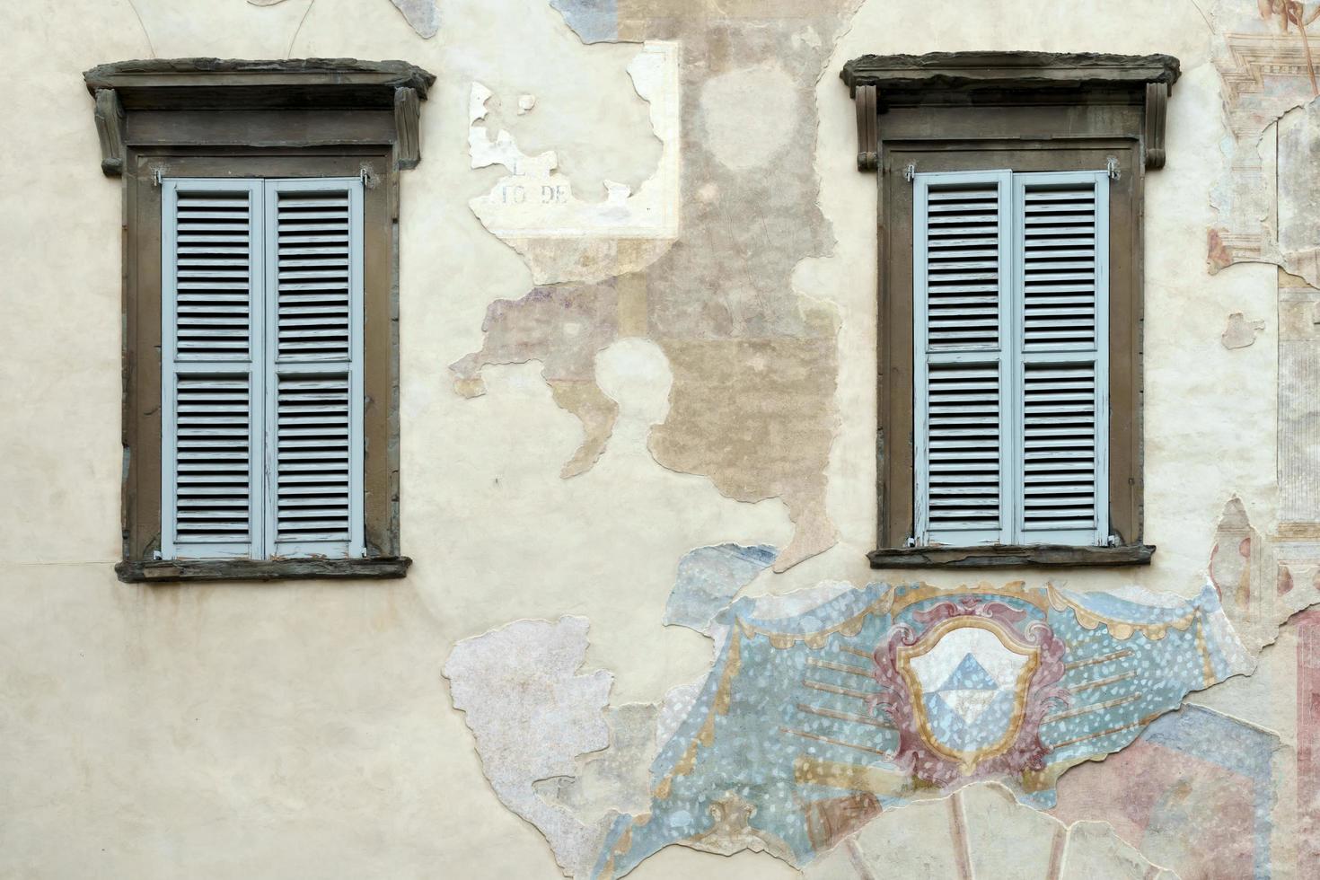 bergamo, lombardei, italien, 2014. altes verblasstes wandbild an einer wand in citta alta bergamo foto