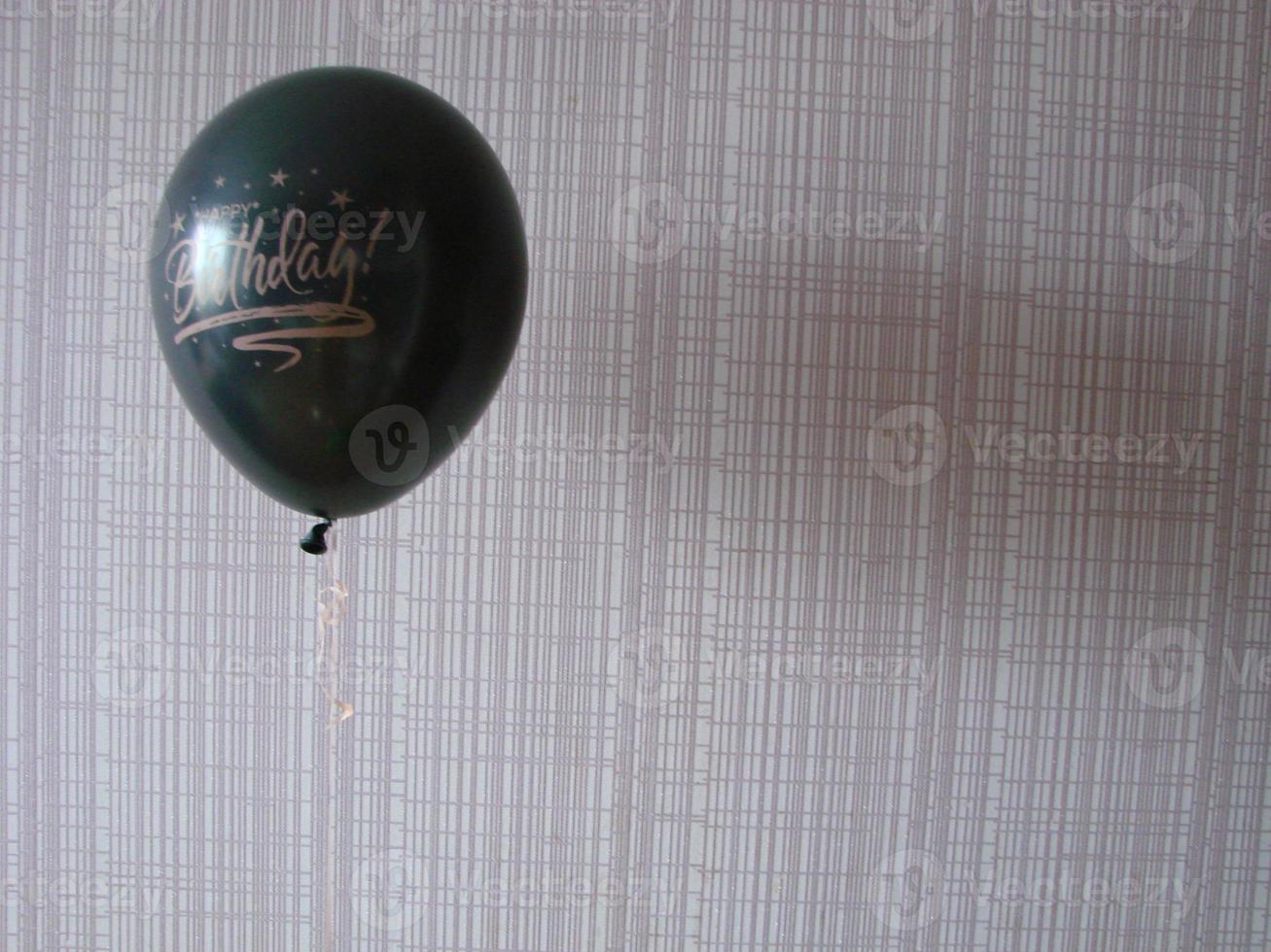 Schwarzer Ballon mit Worten alles Gute zum Geburtstag auf gelbem Hintergrund, Platz für Text foto