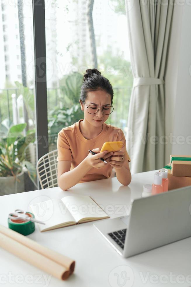 Junge asiatische Frauen, die online einkaufen, sind gestresst. nachdem Kunden Produkte beanspruchen foto