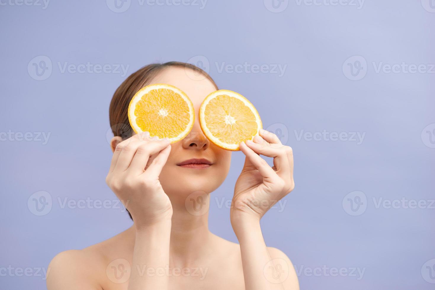 hübsch charmant freudig attraktiv fröhlich lustig komisch positiv nackt natürlich rein mädchen mit zwei stücken orange, ein auge schließend foto