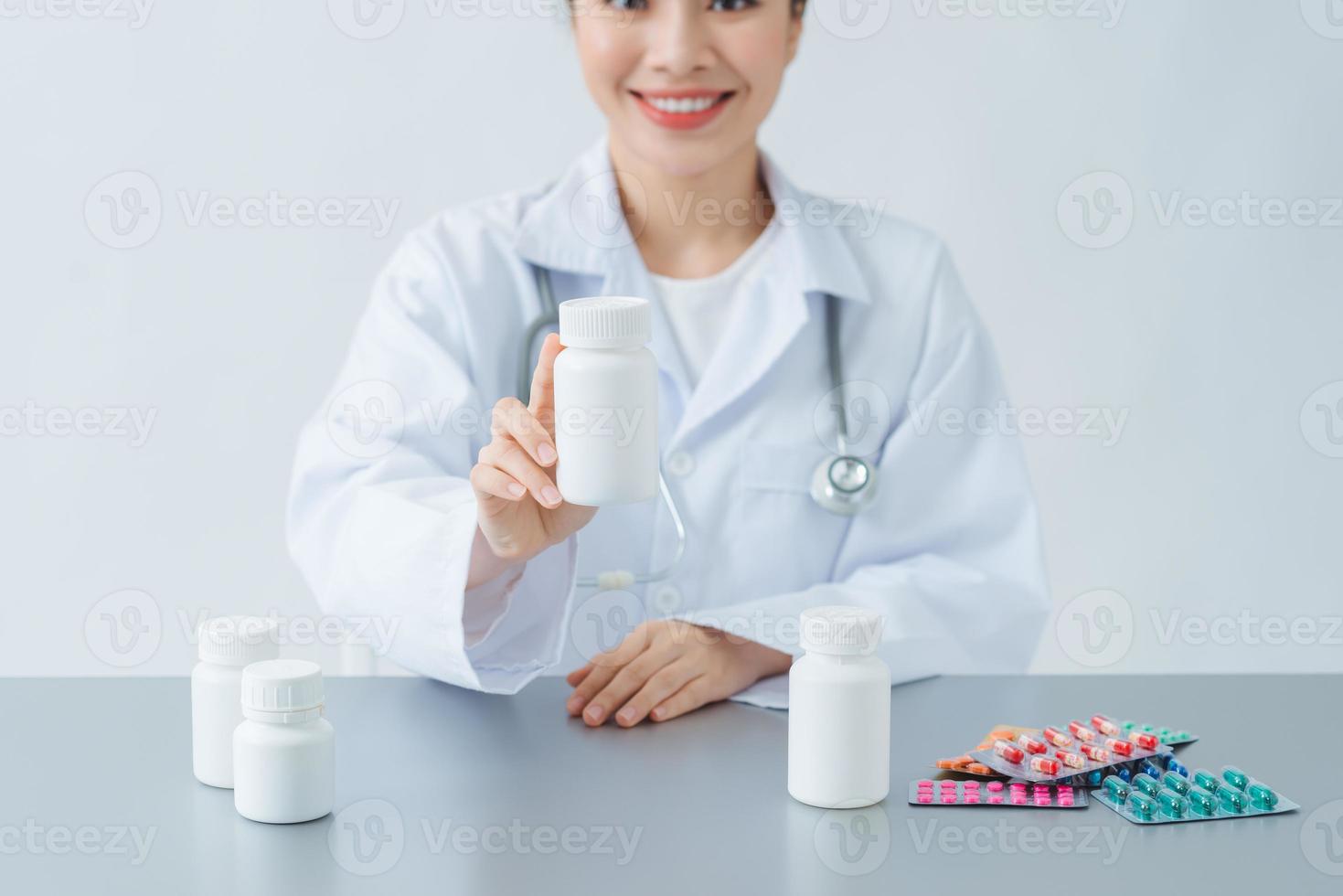 schöne Ärztin Medizin Arzt oder Apotheker sitzt am Arbeitstisch foto