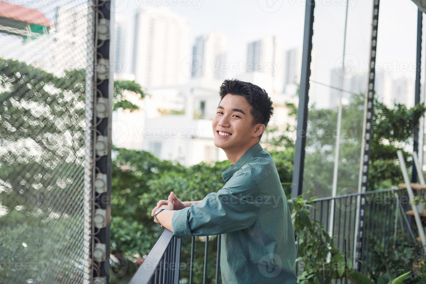 Teenager lächelt auf der Terrasse foto