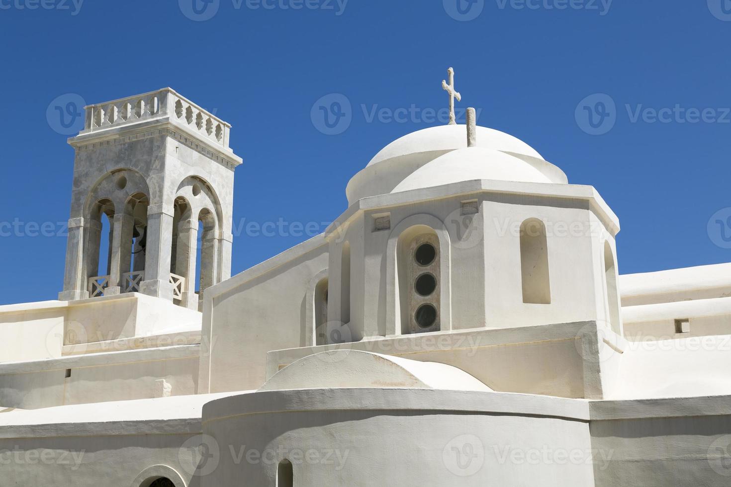 weiße griechische Kapelle, lokalisiert auf blauem Himmel foto