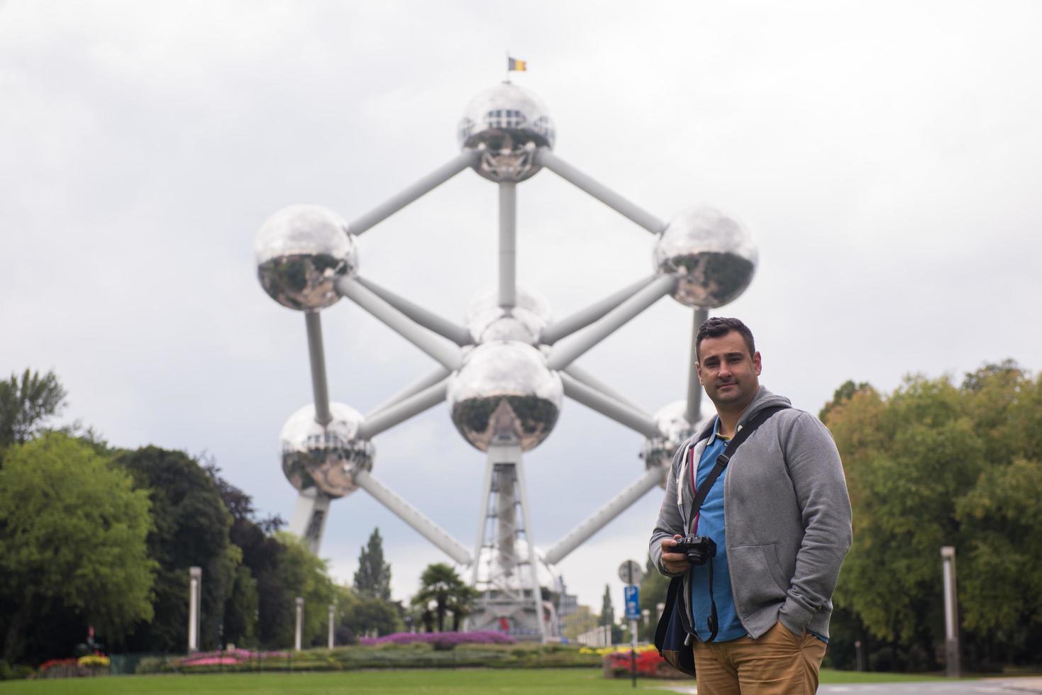 brüssel, belgien, 2022 - porträt eines mannes vor dem atomiumgebäude in brüssel foto