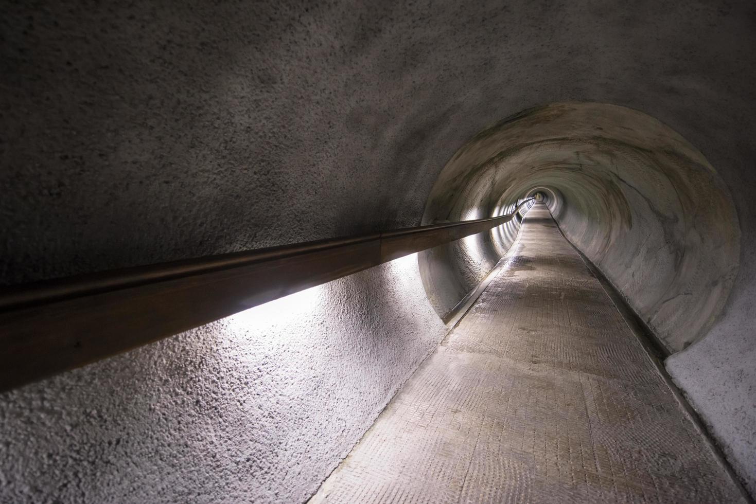 Unterirdischer Tunnel für Fußgänger foto