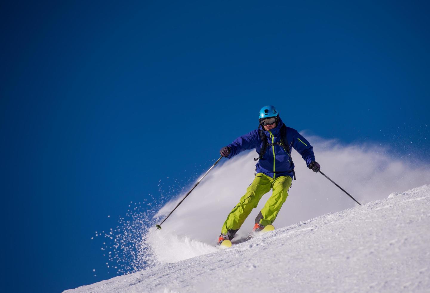 skifahrer, der spaß beim bergablaufen hat foto