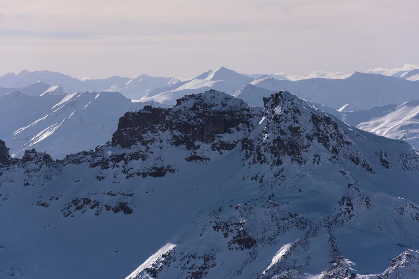 schöne Berglandschaft im Winter foto