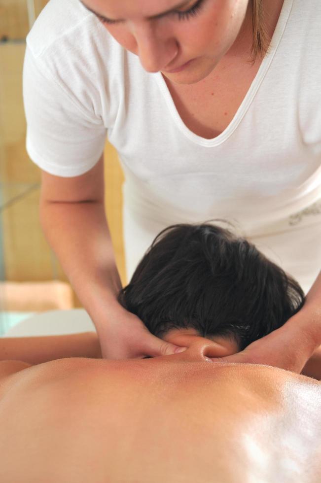 Rückenmassage im Spa- und Wellnesscenter foto