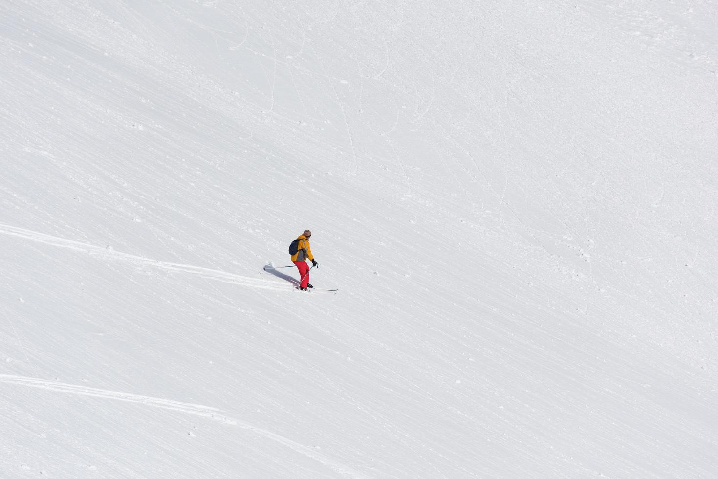 Freeride-Skifahrer Skifahren im Tiefschnee foto