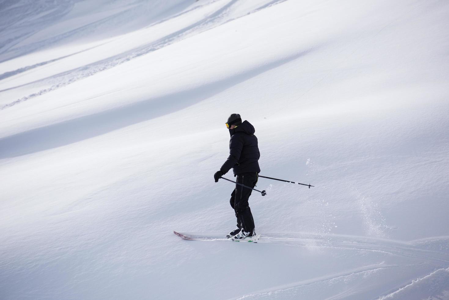 Freeride-Skifahrer Skifahren im Tiefschnee foto