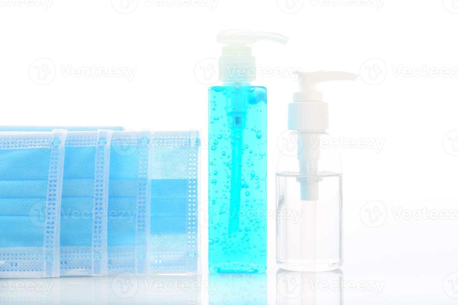 medizinische masken und alkohol gel flasche desinfektionsmittel handmittel  weißer hintergrund 11215781 Stock-Photo bei Vecteezy