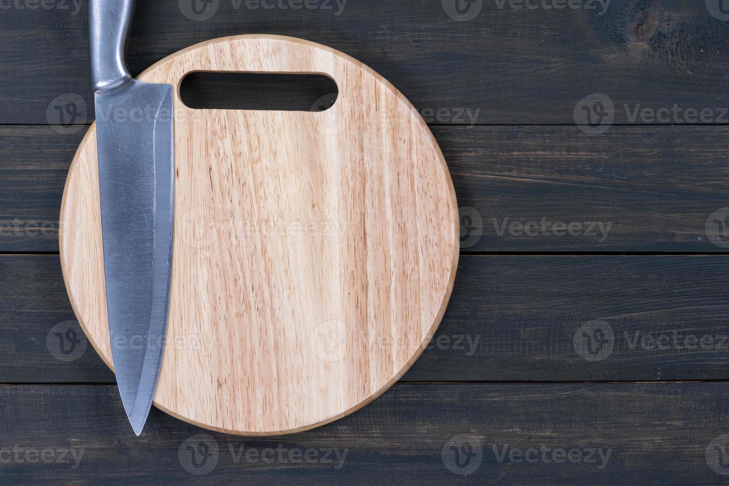Küchenmesser auf rundem Holzschneidebrett hautnah foto