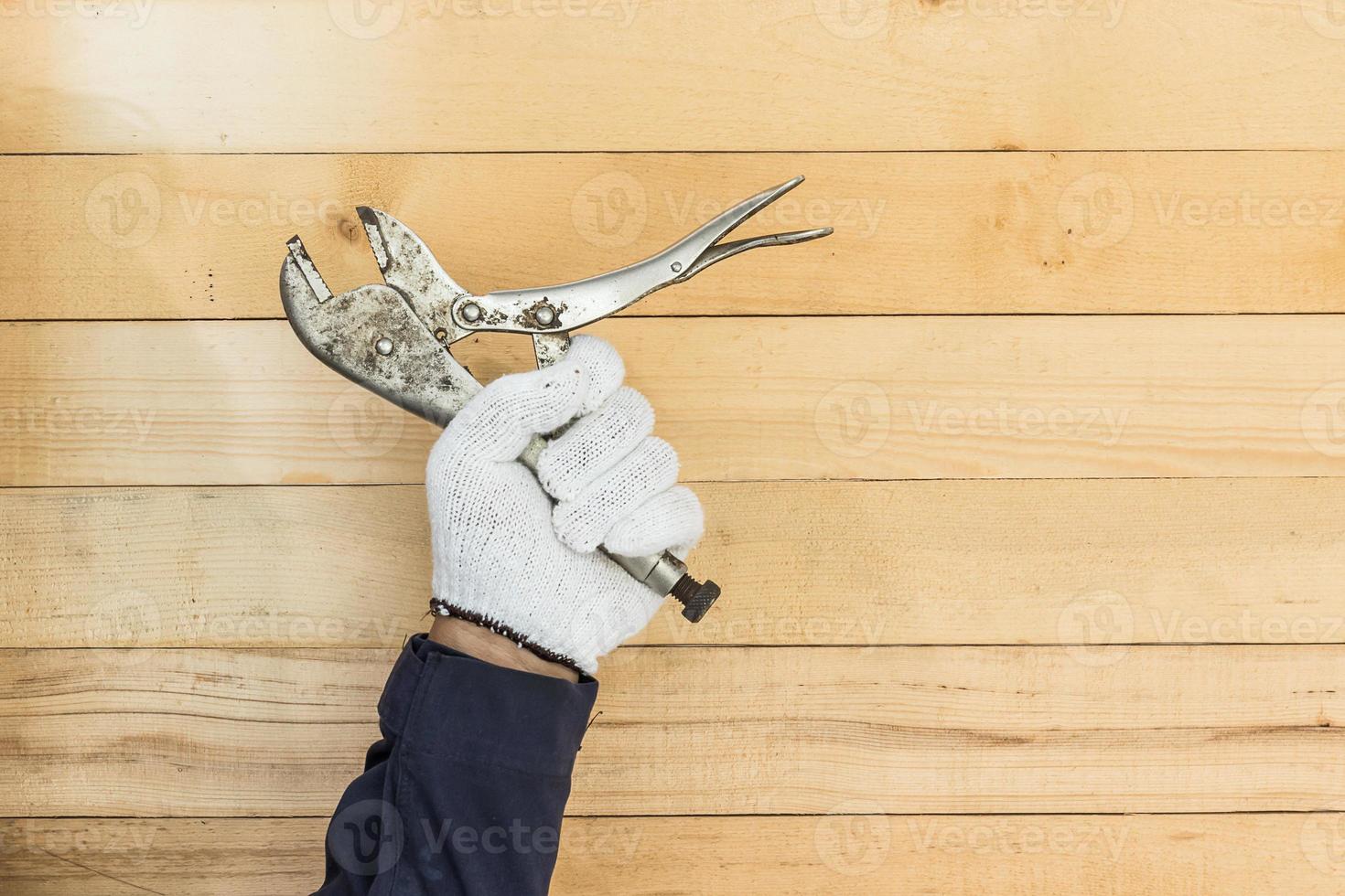 Hand im Handschuh mit verstellbarem Schraubenschlüssel foto