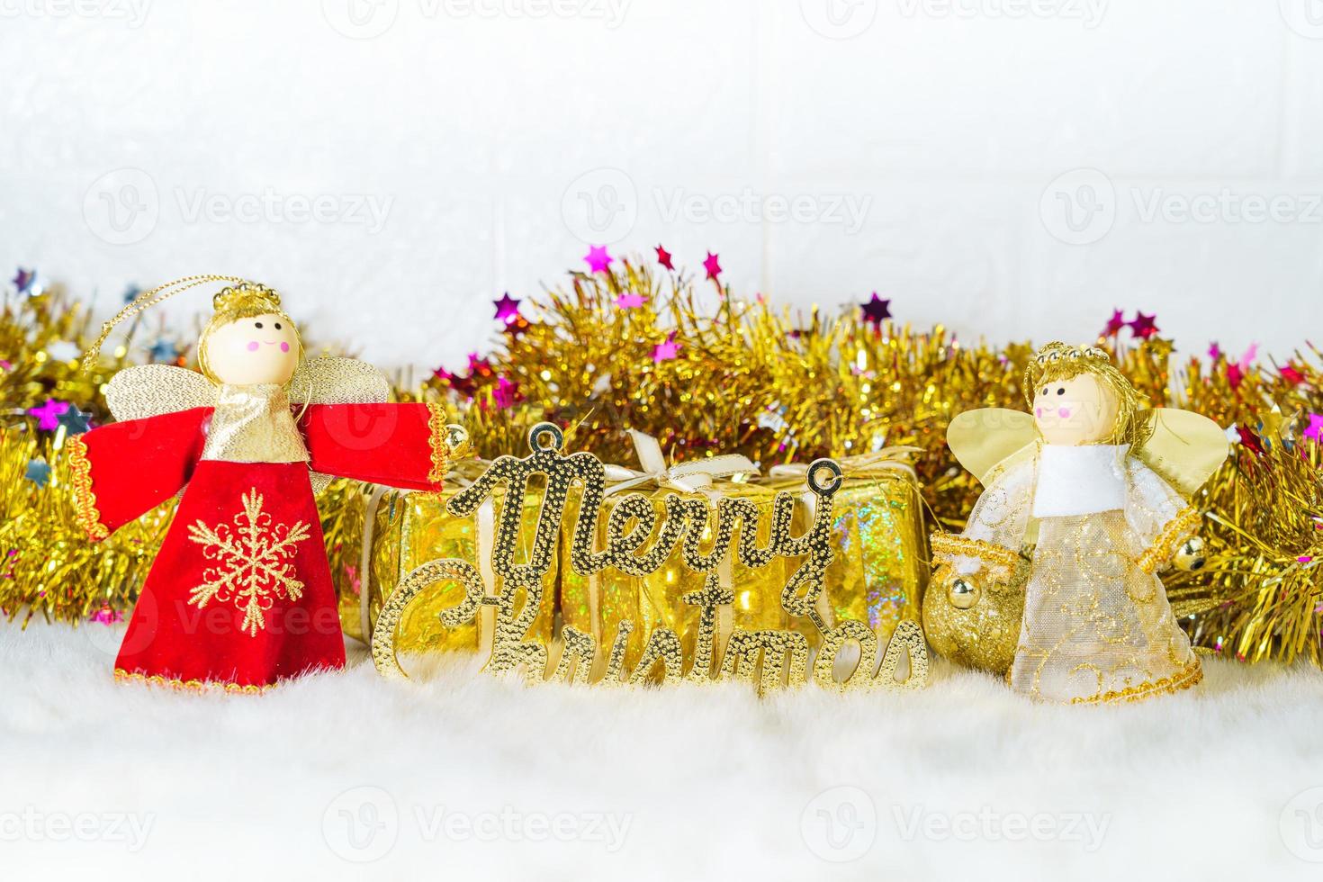Weihnachtspuppe mit Weihnachtsschmuck und Dekorationen foto