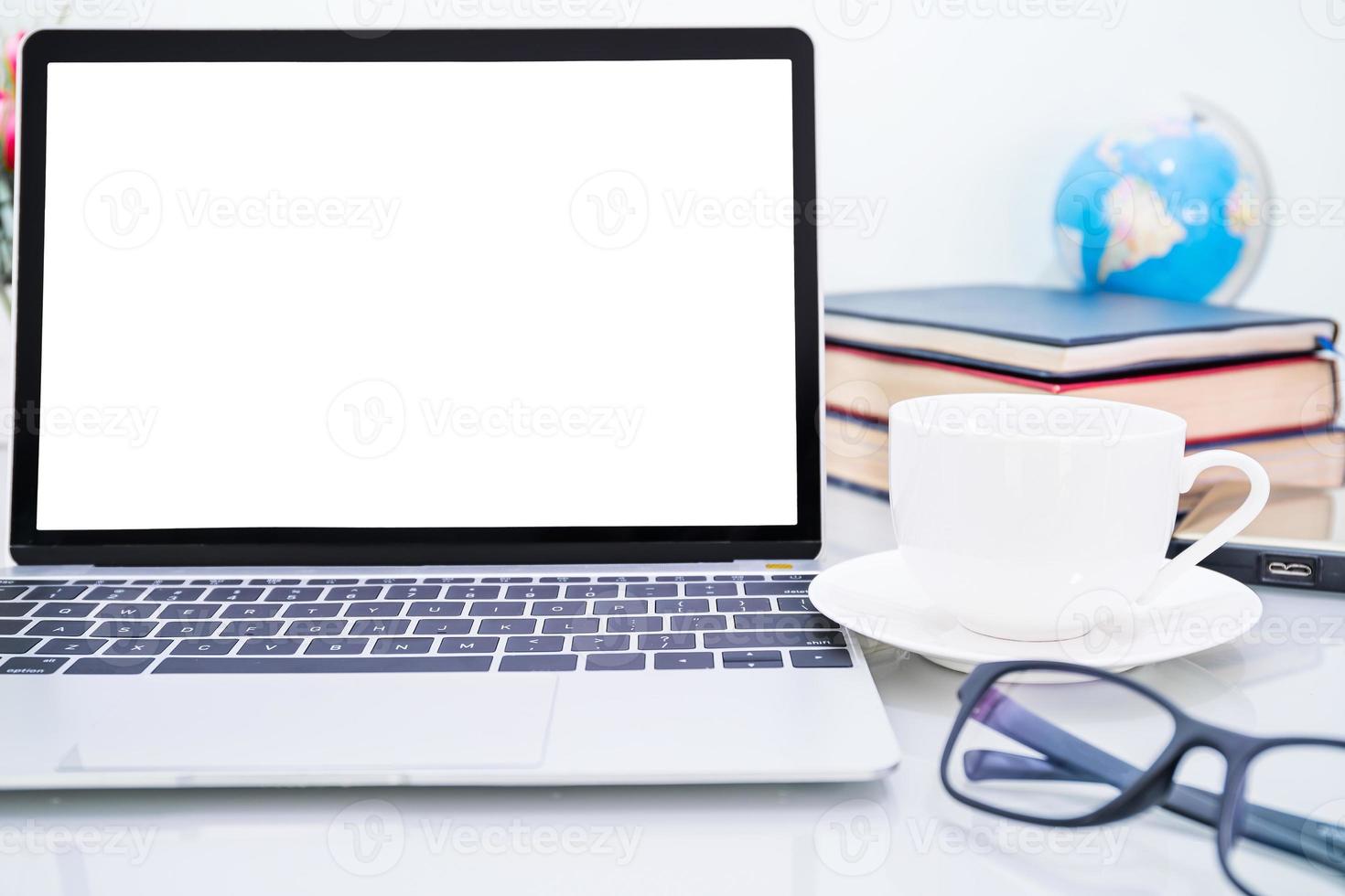 laptop-modell und kaffeetasse auf dem tisch foto